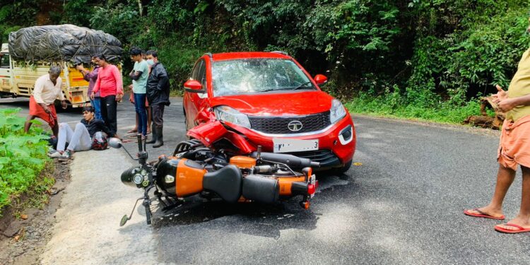 പേരിയയിൽ ബൈക്കും കാറും കൂട്ടിയിടിച്ചു ബൈക്ക് യാത്രക്കാരന് പരിക്കേറ്റു.