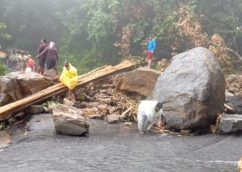 പേരിയ ചുരത്തിൽ ഗതാഗതം തടസം നീങ്ങിയില്ല