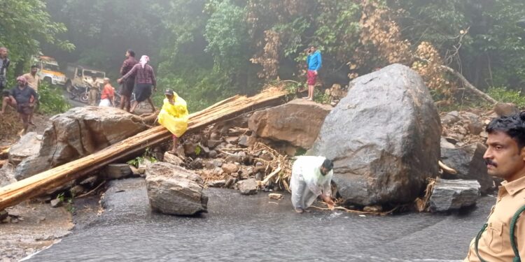 പേരിയ ചുരത്തിൽ ഗതാഗതം തടസം നീങ്ങിയില്ല