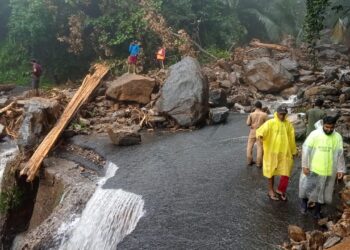 പേര്യ നിടുംപൊയിൽ ചുരം ഗതാഗത യോഗ്യമായില്ല. പാൽച്ചുരത്തിൽ ചരക്ക് വാഹനങ്ങൾക്ക് നിയന്ത്രണം