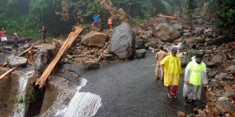 പേര്യ നിടുംപൊയിൽ ചുരം ഗതാഗത യോഗ്യമായില്ല. പാൽച്ചുരത്തിൽ ചരക്ക് വാഹനങ്ങൾക്ക് നിയന്ത്രണം