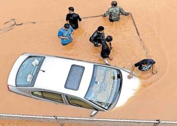 ബംഗളൂരു- മൈസൂരു ഹൈവേ വെള്ളത്തിൽ മുങ്ങി; വാഹനങ്ങൾ വഴി തിരിച്ചുവിട്ടു.