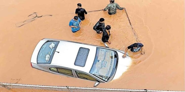 ബംഗളൂരു- മൈസൂരു ഹൈവേ വെള്ളത്തിൽ മുങ്ങി; വാഹനങ്ങൾ വഴി തിരിച്ചുവിട്ടു.