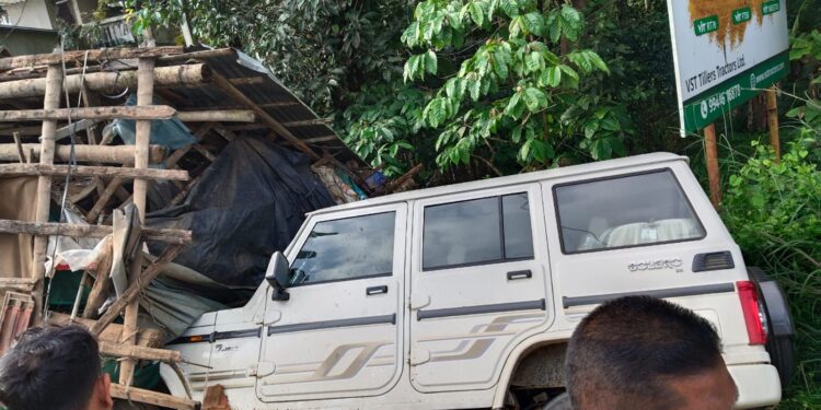 കണിയാമ്പറ്റ മില്ലു മുക്കിൽ വാഹനാപകടം: 2 പേർക്ക് പരിക്ക്.