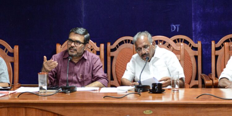 കരുതലും കൈത്താങ്ങും പരാതികള്‍ ഉടന്‍ തീര്‍പ്പാക്കണം