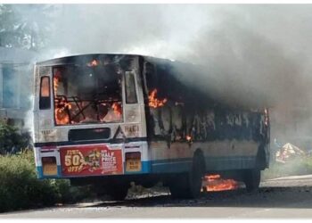 ഓടിക്കൊണ്ടിരുന്ന കെ.എസ്.ആർ.ടി.സി ബസിന് തീപിടിച്ചു