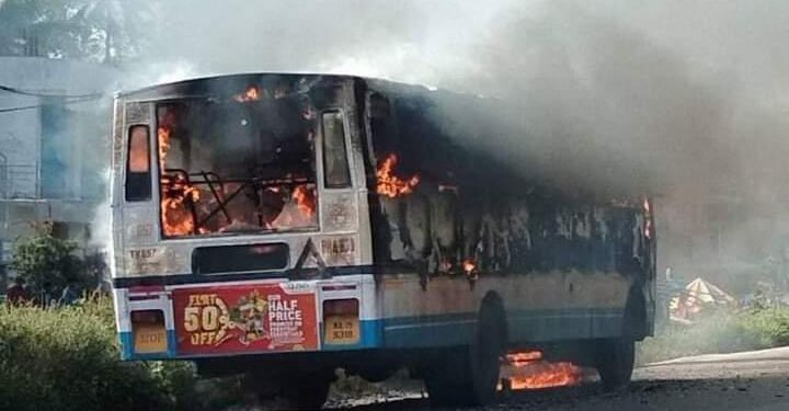 ഓടിക്കൊണ്ടിരുന്ന കെ.എസ്.ആർ.ടി.സി ബസിന് തീപിടിച്ചു