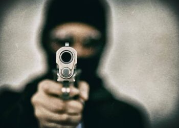 വയനാട്. വിളമ്പുകണ്ടം മലങ്കരയില്‍ യുവാവ് എയര്‍ഗണ്‍ ഉപയോഗിച്ച് മൂന്ന് പേരെ വെടിവെച്ചു.