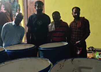 പേര്യ വട്ടോളിയിൽ എക്സസൈസ് റെയ്ഡിൽ 1200 ലിറ്ററോളം വാഷ് പിടിച്ചെടുത്തു. കൃപ ചാരിറ്റബിൾ ട്രസ്റ്റിന്റെ മറവിലാണ് വ്യാജവാറ്റു നടത്തികൊണ്ടിരുന്നത്.