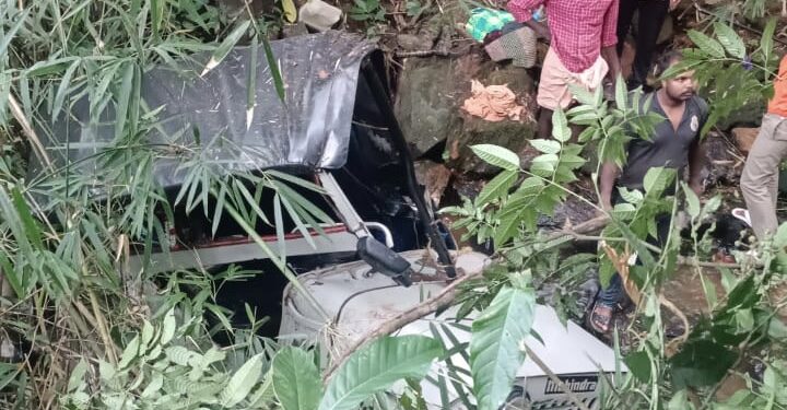 തലപ്പുഴ കണ്ണോത്ത് മലയിൽ ജീപ്പ് കൊക്കയിലേക്ക് മറിഞ്ഞ് നിരവധി പേർക്ക് പരിക്ക്.