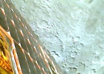 ചന്ദ്രയാനില്‍നിന്ന് ചന്ദ്രന്റെ ആദ്യ ദൃശ്യങ്ങള്‍ ഐഎസ്ആര്‍ഒ പുറത്തുവിട്ടു.