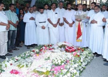 ‘എന്റെ പിതാവിന്റെ കല്ലറയിലേക്ക് പോകാൻ ആരുടേയും അനുവാദം ആവശ്യമില്ല’; ഉമ്മൻ ചാണ്ടിയുടെ കല്ലറയിലേക്കുള്ള ജനപ്രവാഹത്ത കുറിച്ച് ചാണ്ടി ഉമ്മൻ