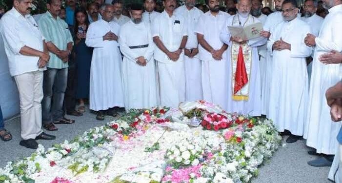 ‘എന്റെ പിതാവിന്റെ കല്ലറയിലേക്ക് പോകാൻ ആരുടേയും അനുവാദം ആവശ്യമില്ല’; ഉമ്മൻ ചാണ്ടിയുടെ കല്ലറയിലേക്കുള്ള ജനപ്രവാഹത്ത കുറിച്ച് ചാണ്ടി ഉമ്മൻ