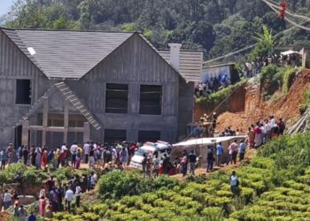 കെട്ടിട നിര്‍മ്മാണത്തിനിടെ മണ്ണിടിഞ്ഞ് വീണ് 6 സ്ത്രീ തൊഴിലാളികള്‍ക്ക് ദാരുണാന്ത്യം.