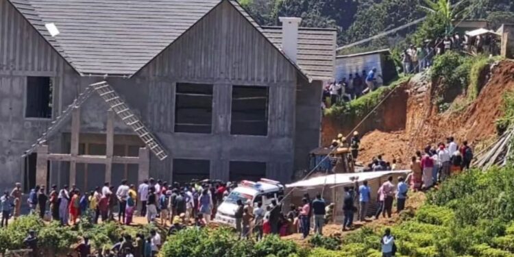 കെട്ടിട നിര്‍മ്മാണത്തിനിടെ മണ്ണിടിഞ്ഞ് വീണ് 6 സ്ത്രീ തൊഴിലാളികള്‍ക്ക് ദാരുണാന്ത്യം.