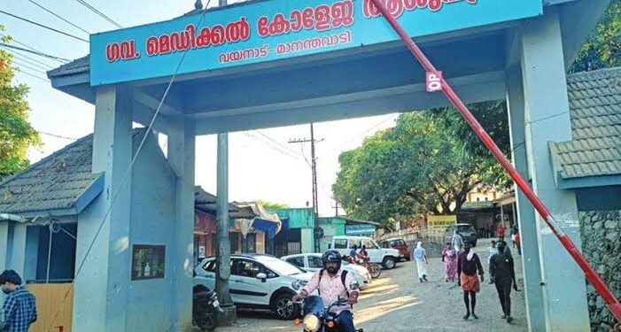 മാനന്തവാടി ഗവണ്മെന്റ് മെഡിക്കല്‍ കോളേജ് അത്യാഹിത വിഭാഗത്തില്‍ സെക്യൂരിറ്റി ജീവനക്കാരന് മര്‍ദനമേറ്റതായി പരാതി.