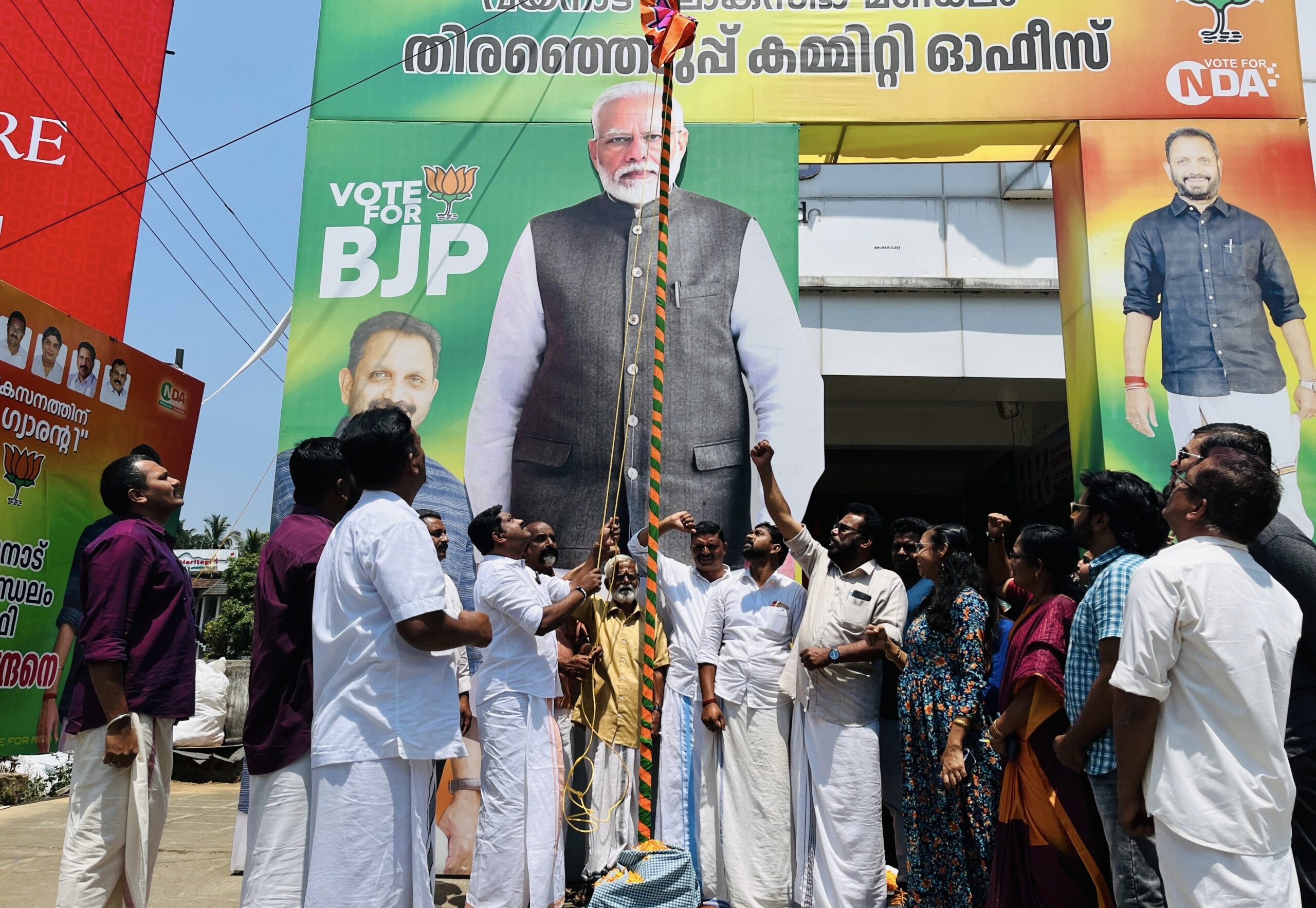 ബിജെപി സ്ഥാപനദിനം: പതാക ഉയർത്തി