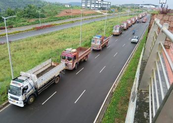 പാലം നിർമിക്കാനുള്ള സാമഗ്രികളുമായി എത്തുന്ന സൈന്യത്തിന് വഴിയൊരുക്കണം; ചൂരൽ മലയിലേക്കുള്ള റോഡിൽ അനാവശ്യ വാഹനങ്ങൾ പാർക്കുചെയ്യരുതെന്ന് കളക്ടർ