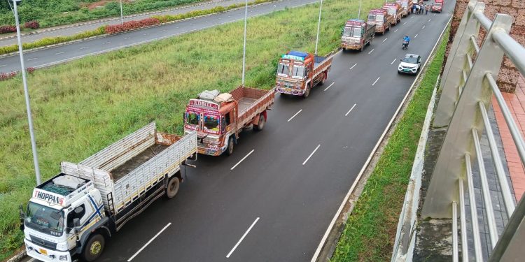 പാലം നിർമിക്കാനുള്ള സാമഗ്രികളുമായി എത്തുന്ന സൈന്യത്തിന് വഴിയൊരുക്കണം; ചൂരൽ മലയിലേക്കുള്ള റോഡിൽ അനാവശ്യ വാഹനങ്ങൾ പാർക്കുചെയ്യരുതെന്ന് കളക്ടർ