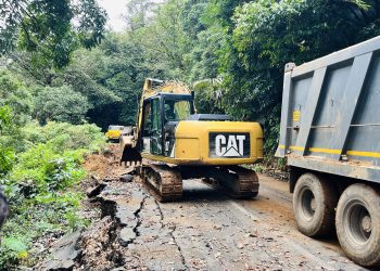 *പേര്യ ചുരം റോഡിലെ വിള്ളലുണ്ടായ ഭാഗത്തെ പുനർനിർമാണ പ്രവർത്തി ആരംഭിച്ചു. Reconstruction work has started on the cracked portion of Periya Ghat Road