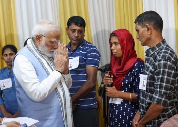 എല്ലാം നഷ്ടപ്പെട്ടെന്ന് മോദിക്ക് മുന്നില്‍ വിതുമ്പി അതിജീവിതര്‍; ചേര്‍ത്തുപിടിച്ചാശ്വസിപ്പിച്ച് പ്രധാനമന്ത്രി