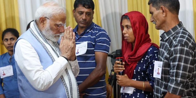എല്ലാം നഷ്ടപ്പെട്ടെന്ന് മോദിക്ക് മുന്നില് വിതുമ്പി അതിജീവിതര്; ചേര്ത്തുപിടിച്ചാശ്വസിപ്പിച്ച് പ്രധാനമന്ത്രി