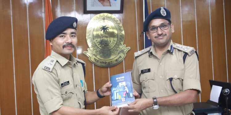 പോലീസുദ്യോഗസ്ഥര്ക്കും പൊതുജനങ്ങള്ക്കുമായി പുസ്തകങ്ങള് പുറത്തിറക്കി വയനാട് പോലീസ്