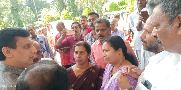 പെരിയ നെടുമ്പയിൽ ചുരം റോഡ് ആക്ഷൻ കമ്മിറ്റി വകുപ്പ് മന്ത്രിക്ക് നിവേദനം നൽകി