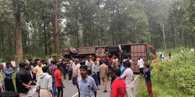 മാനന്തവാടി തിരുനെല്ലി തെറ്റ് റോഡിൽ കർണാടക ശബരിമല തീർത്ഥാടകർ സഞ്ചരിച്ച ബസ് അപകടത്തിൽപ്പെട്ടു ആർക്കും പരിക്കുകൾ ഇല്ല