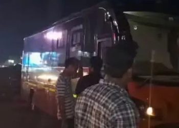 വടകരയില്‍ റോഡരികില്‍ നിര്‍ത്തിയിട്ട കാരവനില്‍ 2 മൃതദേഹങ്ങള്‍