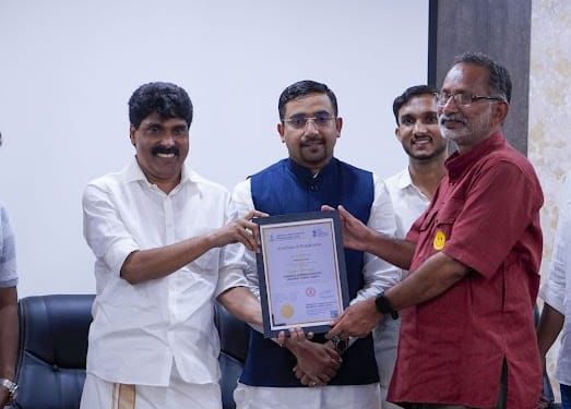 കേന്ദ്ര സര്‍ക്കാര്‍ അംഗീകാരം ലഭിച്ച ഓണ്‍ലൈന്‍ മാധ്യമങ്ങള്‍ക്കുള്ള സര്‍ട്ടിഫിക്കറ്റ് വിതരണം ചെയ്തു