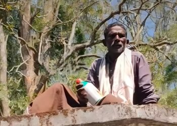 വനംവകുപ്പിന്റെ ഔട്‌പോസ്റ്റില്‍ വിഷകുപ്പിയുമായെത്തി കര്‍ഷകന്റെ ആത്മഹത്യാഭീഷണി
