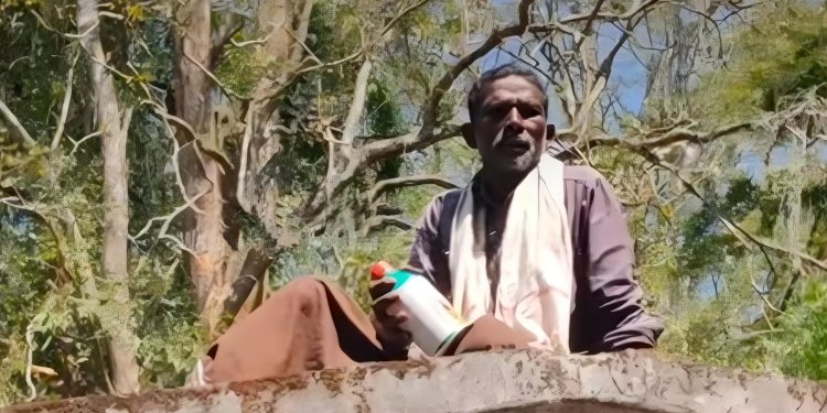 വനംവകുപ്പിന്റെ ഔട്‌പോസ്റ്റില്‍ വിഷകുപ്പിയുമായെത്തി കര്‍ഷകന്റെ ആത്മഹത്യാഭീഷണി